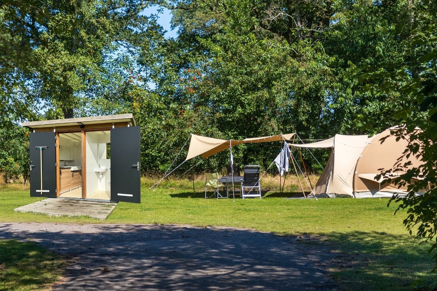 Kampeerplaats met privé premium sanitaire voorzieningen