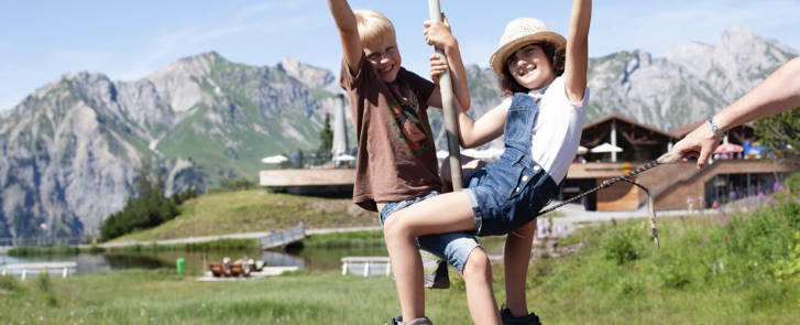 Befreundete Kinder auf einer Gondel im Bärenland am Sonnenkopf