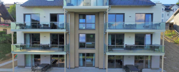 Die Rückseite des Ferienparks Berblick mit Terassen und Balkons