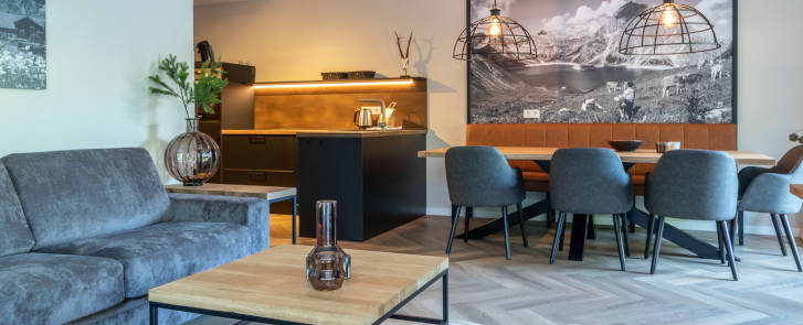 Wohn- und Küchenbereich einer modernen Ferienwohnung von UplandParcs im Montafon