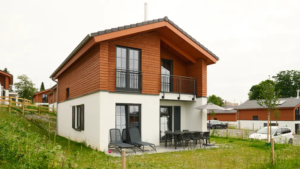 Wohn- und Küchenbereich einer modernen Ferienwohnung von UplandParcs im Montafon