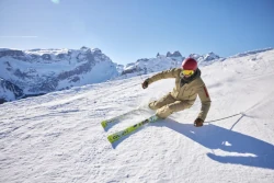 Carvender Skifahrer auf rasanter Abfahrt
