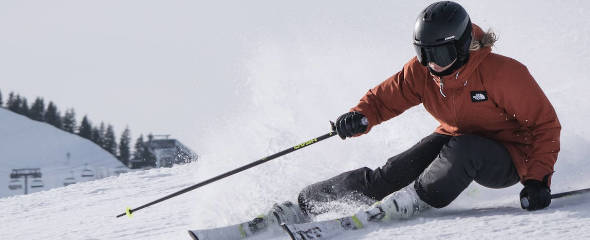 Skifahrerin carvt auf der Skipiste