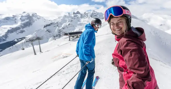 Ein junges Paar auf Skiern im Skigebiet im Montafon.