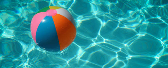 Wasserball in einem Swimmingpool