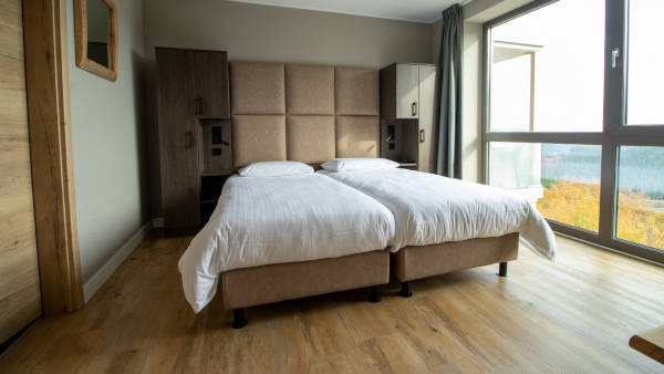 Schlafzimmer mit Boxspringbett in Ferienwohnung in Winterberg