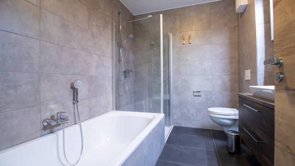 Modernes Badezimmer mit Badewanne und Dusche yin Ferienwohnung in Winterberg