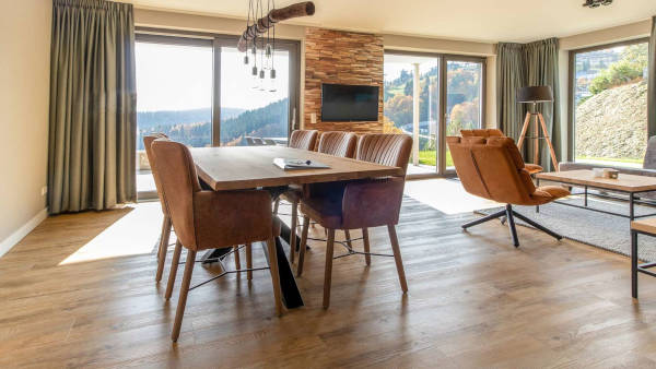 Geräumiges und helles Wohnzimmer mit Esstisch in Ferienwohnung in Winterberg