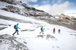 Vier Wanderer auf einer Winterwanderung im Montafon