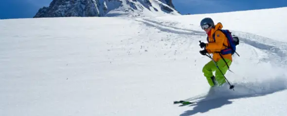 Skifahrer im Pulverschnee im Hochgebirge