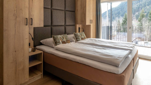 Schönes Schlafzimmer mit Boxspringbett in Unterkunft direkt an der Skipiste in Sankt Gallenkirch, Vorarlberg