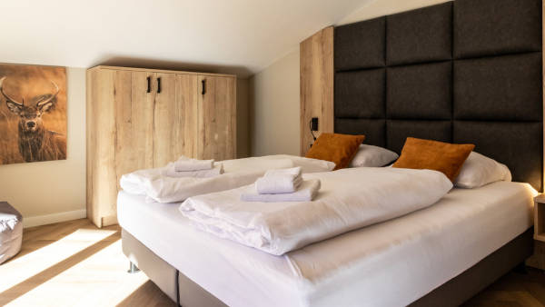 Helles Schlafzimmer in Unterkunft direkt an der Skipiste in Schruns, Vorarlberg
