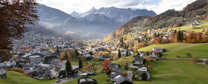 Die Gemeinde Schruns im österreichischen Montafon im Herbst