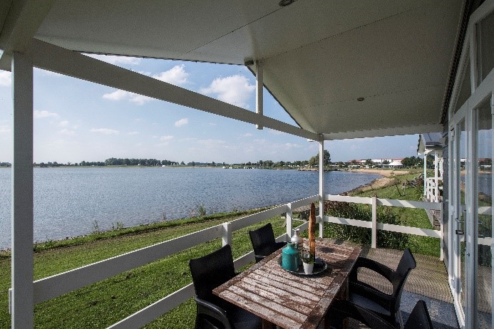 Aussicht über den See vom Häuschen oder Wohnmobil Stellplatz in Holland