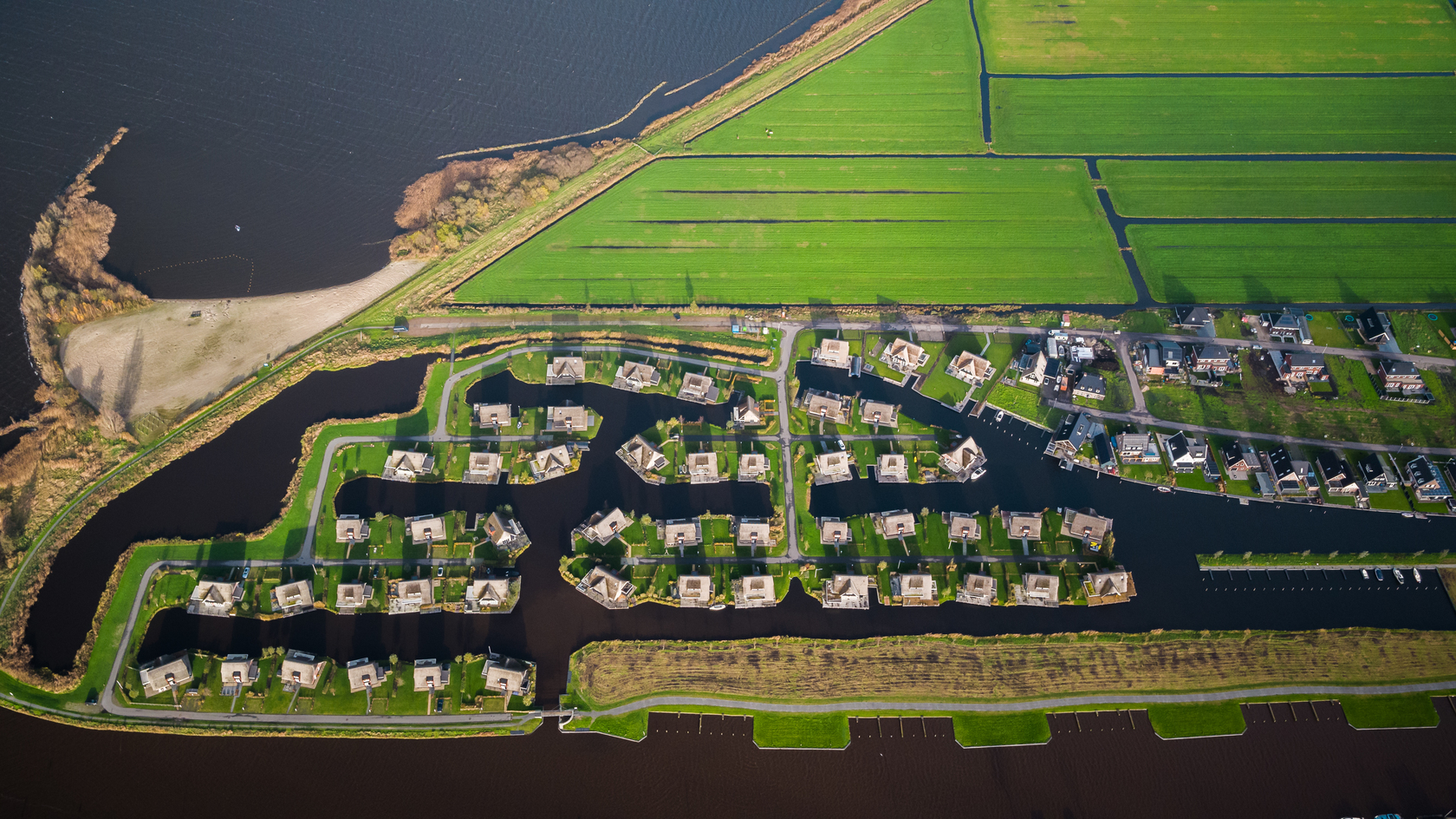 Dronefoto van het Friese Meren Villas park
